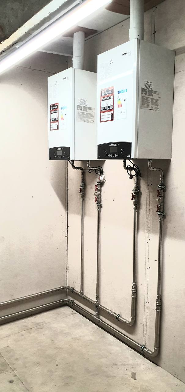 Два настенных газовых котла с разводкой труб